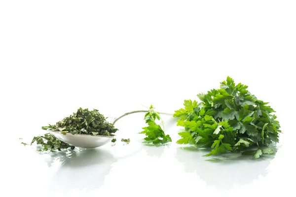 Dried Parsley Spoon Next Fresh Herbs Isolated White Background — Stock Photo, Image