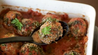 Seramik bir sosta kıyma ile pişirilmiş köfteler.