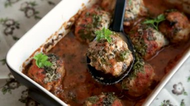 Seramik bir sosta kıyma ile pişirilmiş köfteler.