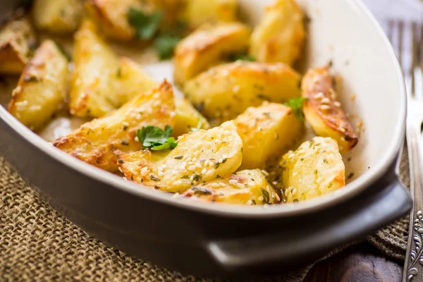 Kartoffeln Mit Sesam Kräutern Und Gewürzen Ofen Keramischer Form Gebacken — Stockfoto