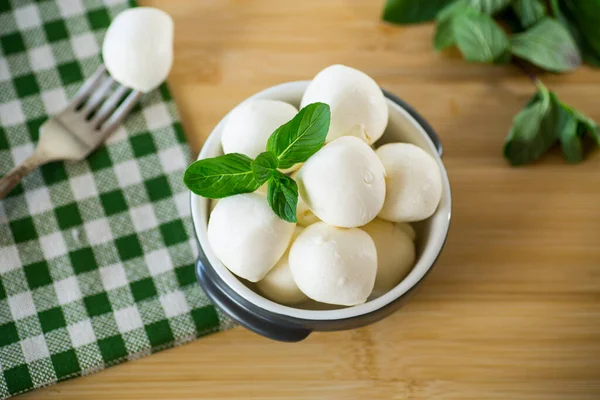 Små Bollar Traditionell Mozzarella Keramisk Skål Med Mynta — Stockfoto
