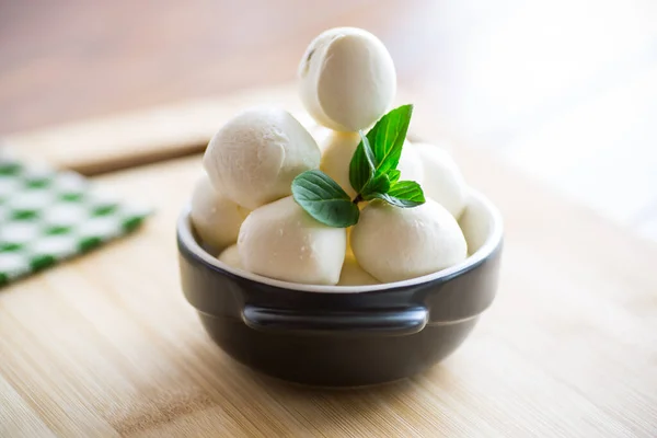 Kleine Bolletjes Van Traditionele Mozzarella Een Keramische Schaal Met Munt — Stockfoto