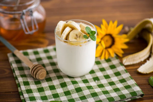 Yogurt Manis Buatan Sendiri Dengan Pisang Dan Madu Dalam Gelas — Stok Foto