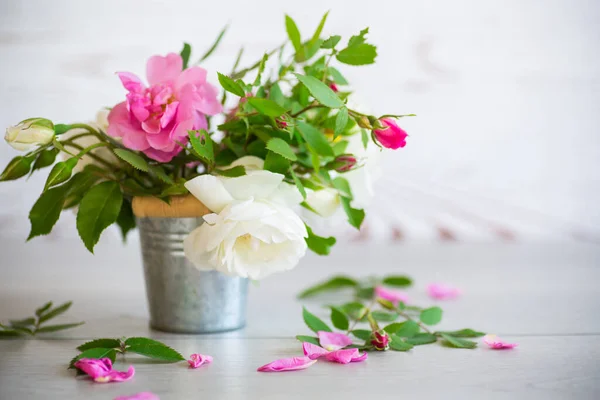 Pequeño Ramo Hermosas Rosas Rosadas Blancas Verano Sobre Fondo Madera —  Fotos de Stock