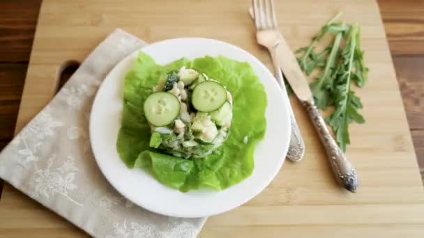 Frischer Sommersalat Mit Bohnen Reis Gurken Und Anderem Gemüse Einem — Stockvideo