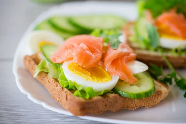 Gebratener Toast Mit Salat Gurken Und Rotem Fisch Einem Teller — Stockfoto