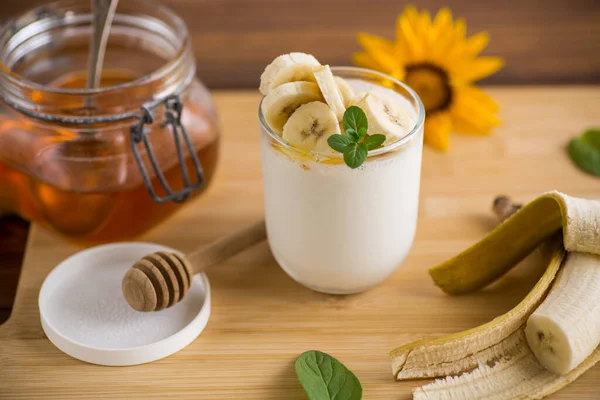Yogurt Manis Buatan Sendiri Dengan Pisang Dan Madu Dalam Gelas — Stok Foto