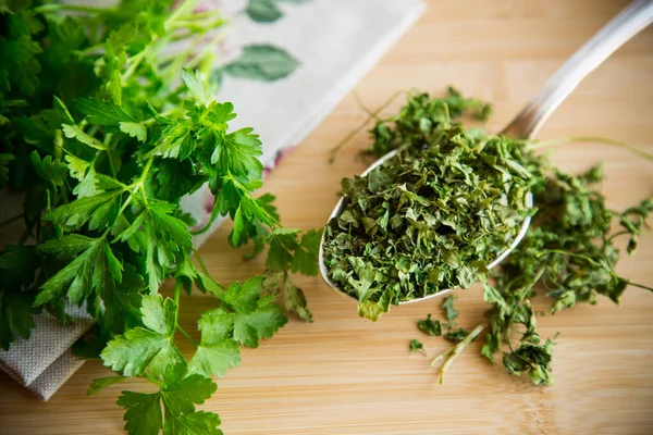 Dried Parsley Spoon Wooden Table Next Fresh Herbs — Stock Photo, Image