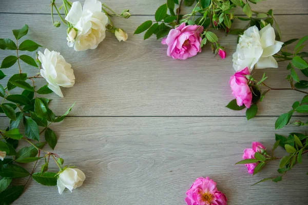 Kwiatowe Tło Różowych Białych Róż Jasnym Drewnianym Stole — Zdjęcie stockowe