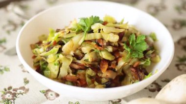 Tahta bir masada mantar, havuç ve sebzelerle kızartılmış lahana.