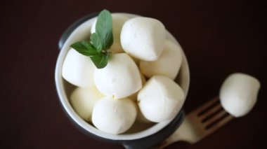 Seramik kasede naneli geleneksel mozzarella topları.
