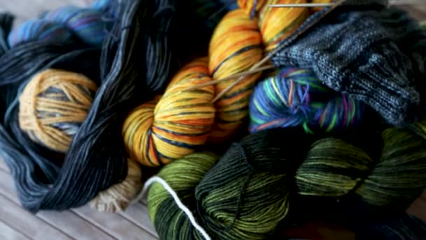 Fils Colorés Aiguilles Tricoter Autres Articles Tricoter Main Sur Une — Video