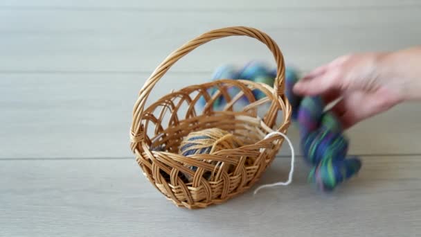 木製のテーブルの上に 手の編み物のための色の糸 編み物針やその他の項目 — ストック動画