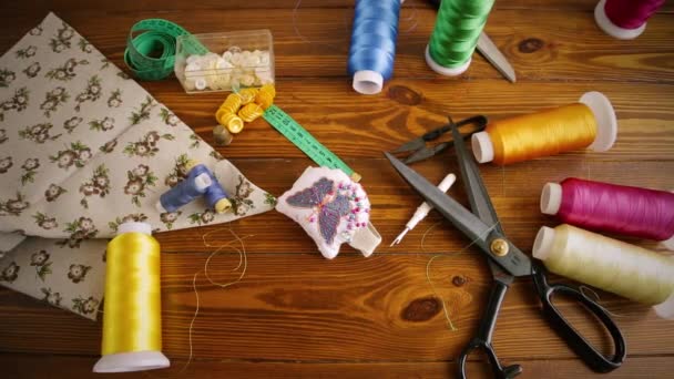 木制底座上的一套缝纫衣服的工具和线 — 图库视频影像
