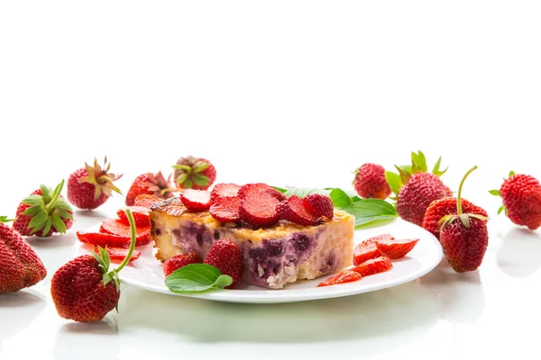 Μαγειρεμένο Τυρί Cottage Κατσαρόλα Μούρο Και Φράουλα Πλήρωση Ένα Πιάτο — Φωτογραφία Αρχείου