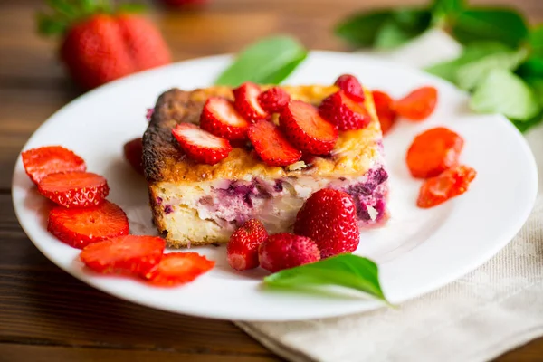 접시에 딸기를 치즈캐 — 스톡 사진