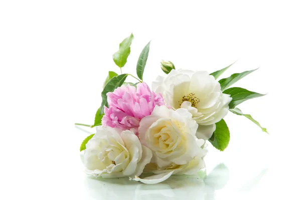 Kytice Letních Bílých Růží Pivoňky Izolované Bílém Pozadí — Stock fotografie