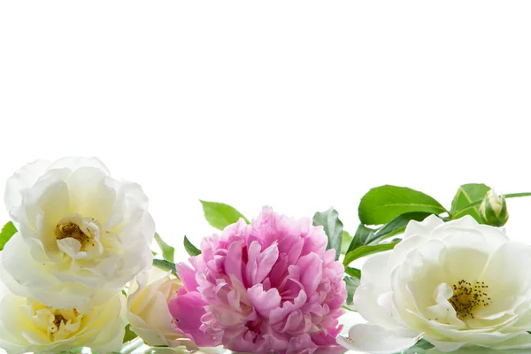 Μπουκέτο Από Λευκά Τριαντάφυλλα Και Παιώνιες Του Καλοκαιριού Απομονωμένα Λευκό — Φωτογραφία Αρχείου