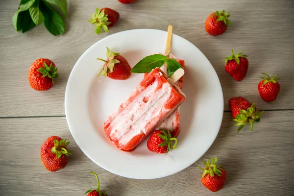 Cooked Homemade Strawberry Ice Cream Stick Plate Strawberries — Stock Photo, Image