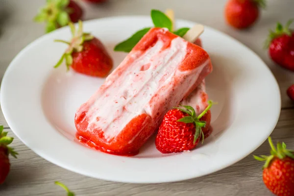 Gekochtes Hausgemachtes Erdbeereis Auf Einem Stock Einem Teller Mit Erdbeeren — Stockfoto
