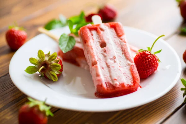 Μαγειρεμένο Σπιτικό Παγωτό Φράουλα Ένα Ραβδί Ένα Πιάτο Φράουλες — Φωτογραφία Αρχείου
