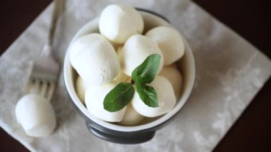 Seramik kasede naneli geleneksel mozzarella topları.