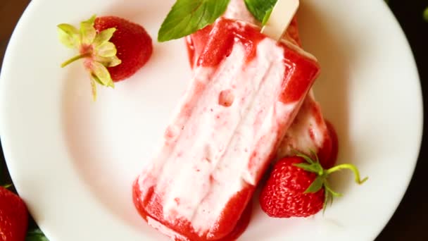 Înghețată Căpșuni Gătită Casă Băț Într Farfurie Căpșuni — Videoclip de stoc