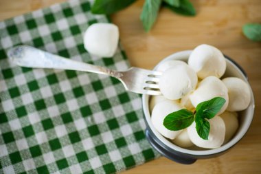 Seramik kasede naneli geleneksel mozzarella topları.