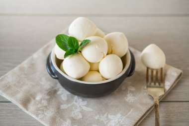 Seramik kasede naneli geleneksel mozzarella topları.