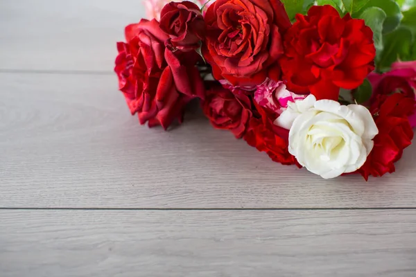 Bloemen Achtergrond Van Roze Rode Andere Rozen Een Lichte Houten — Stockfoto
