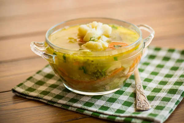 Sopa Pollo Cocida Con Coliflor Verduras Tazón Sobre Una Mesa —  Fotos de Stock