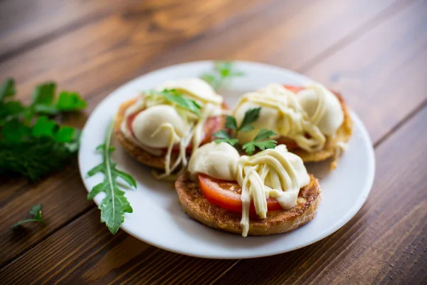 Frito Sándwiches Masa Con Tomates Mozzarella Plato Con Hierbas Sobre —  Fotos de Stock