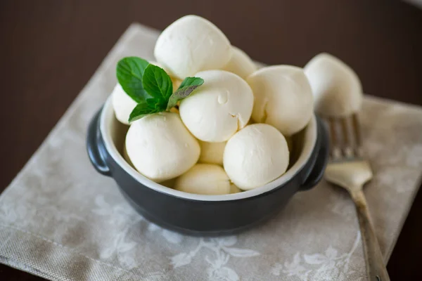 Małe Kulki Tradycyjnej Mozzarelli Ceramicznej Misce Miętą — Zdjęcie stockowe