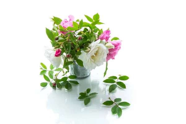 Pequeno Buquê Belas Rosas Rosa Branca Verão Isolado Fundo Branco — Fotografia de Stock