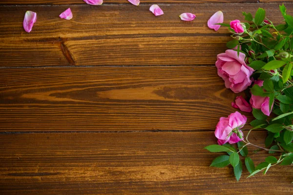 Floral Φόντο Ροζ Και Λευκά Τριαντάφυλλα Ένα Σκούρο Ξύλινο Τραπέζι — Φωτογραφία Αρχείου