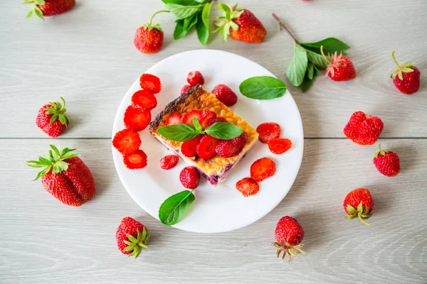 Gekochter Quarkauflauf Mit Beeren Und Erdbeerfüllung Einem Teller Auf Dem — Stockfoto