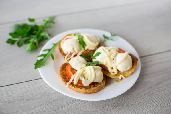 Frito Sándwiches Masa Con Tomates Mozzarella Plato Con Hierbas Sobre —  Fotos de Stock