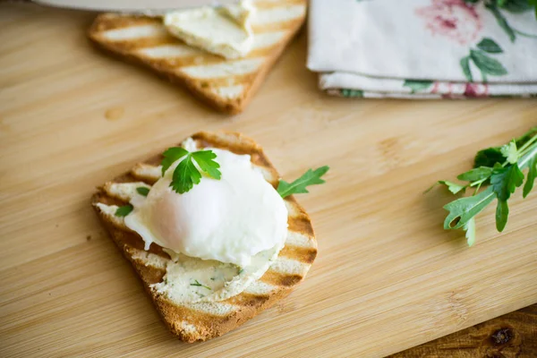 Smażony Chleb Tostowy Rozłożonymi Gotowanymi Jajkami Drewnianym Stole Szybkie Śniadanie — Zdjęcie stockowe