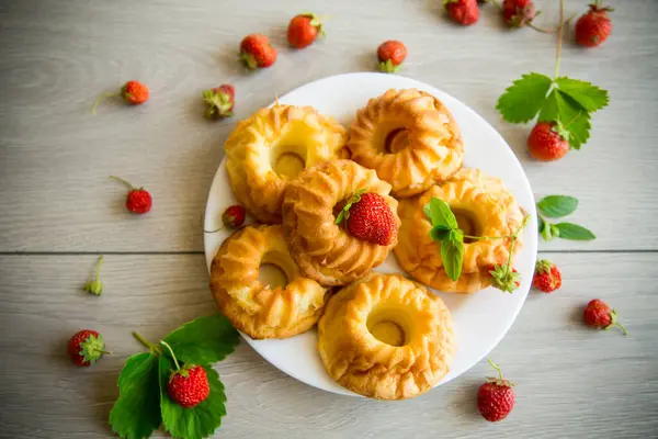 Gekochte Süße Quark Cupcakes Mit Frischen Erdbeeren Und Minze Auf — Stockfoto
