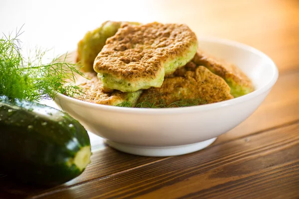 Gebratene Zucchini Pfannkuchen Mit Kräutern Einem Teller Auf Einem Holztisch — Stockfoto