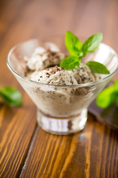 自家製アイスクリームとすりおろしたダークチョコレート木のテーブルの上のボウルに — ストック写真