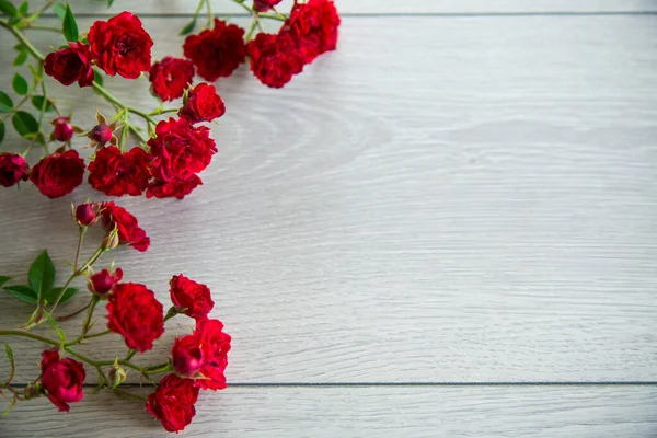 Bouquet Piccole Rose Rosse Uno Sfondo Legno Chiaro — Foto Stock
