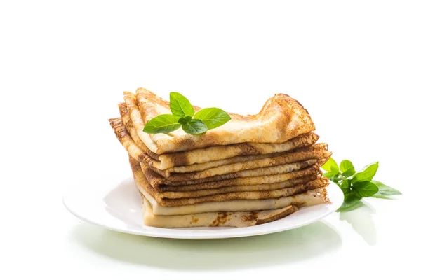 Viele Pfannkuchen Dünne Pfannkuchen Einem Teller Isoliert Auf Weißem Hintergrund — Stockfoto