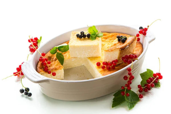 Τυρί Cottage Γλυκιά Κατσαρόλα Φρέσκα Μούρα Απομονώνονται Λευκό Φόντο — Φωτογραφία Αρχείου