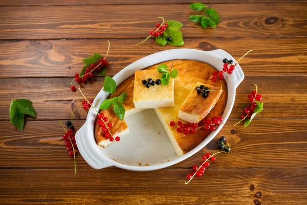 Ahşap Bir Masanın Üzerinde Taze Böğürtlenli Süzme Peynir Tatlı Güveç — Stok fotoğraf