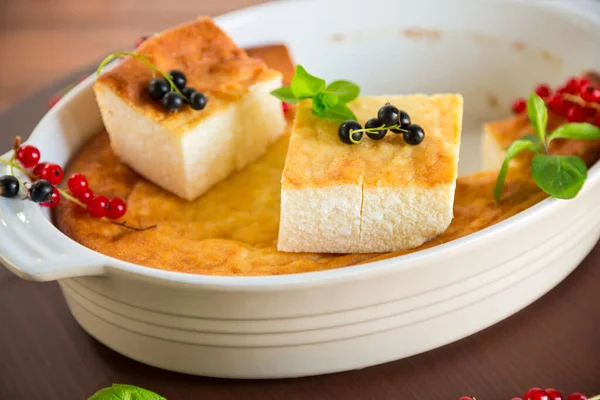 Τυρί Cottage Γλυκιά Κατσαρόλα Φρέσκα Μούρα Ξύλινο Τραπέζι — Φωτογραφία Αρχείου
