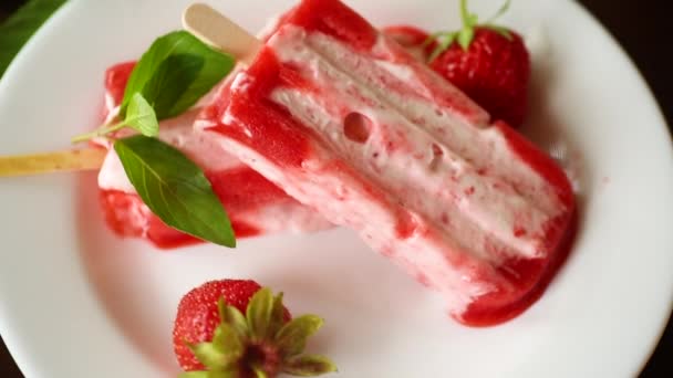 Gekochtes Hausgemachtes Erdbeereis Auf Einem Stock Einem Teller Mit Erdbeeren — Stockvideo