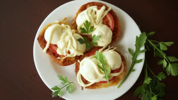 Frito Sándwiches Masa Con Tomates Mozzarella Plato Con Hierbas Sobre — Vídeo de stock