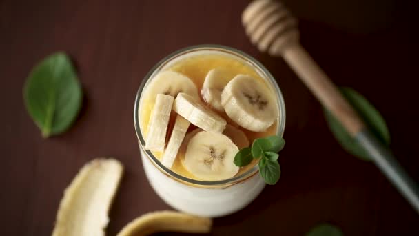 Zoete Zelfgemaakte Yoghurt Met Bananen Honing Een Glas — Stockvideo