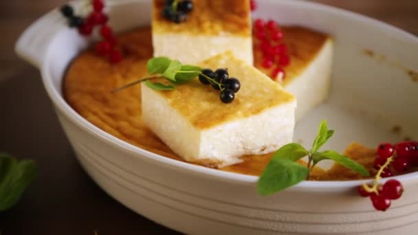 Ahşap Bir Masanın Üzerinde Taze Böğürtlenli Süzme Peynir Tatlı Güveç — Stok video
